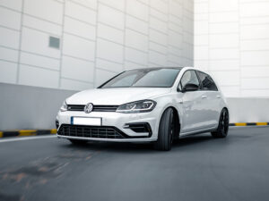 Замена лобового стекла на Volkswagen Golf