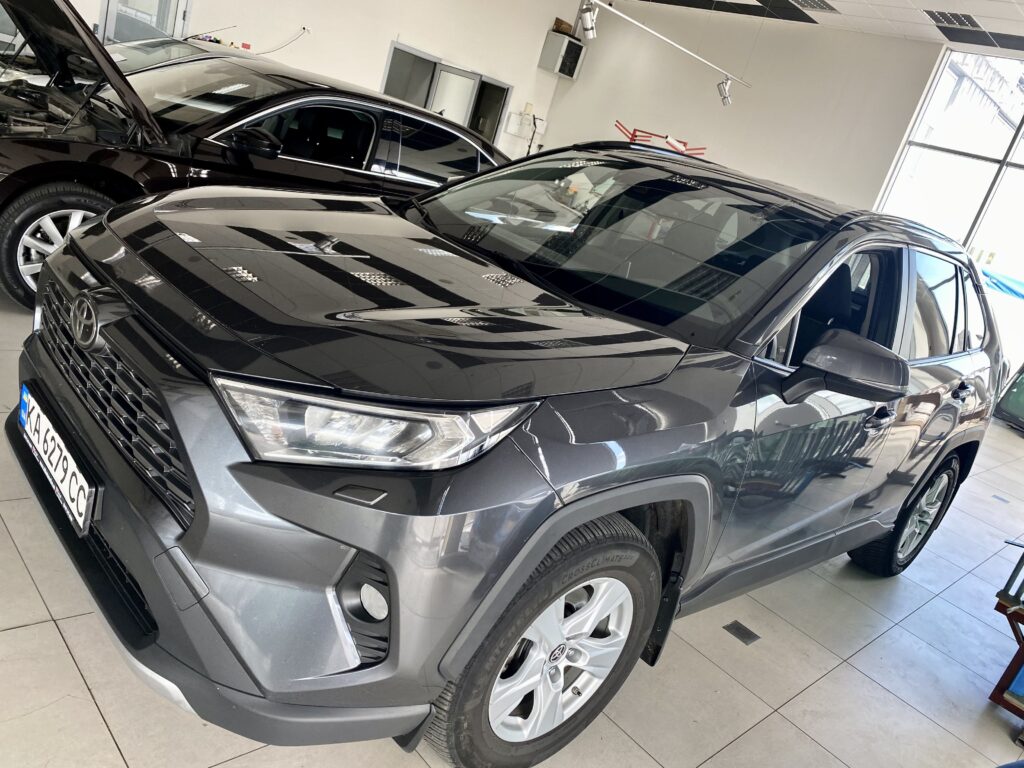 Замена автостекла на Toyota RAV4