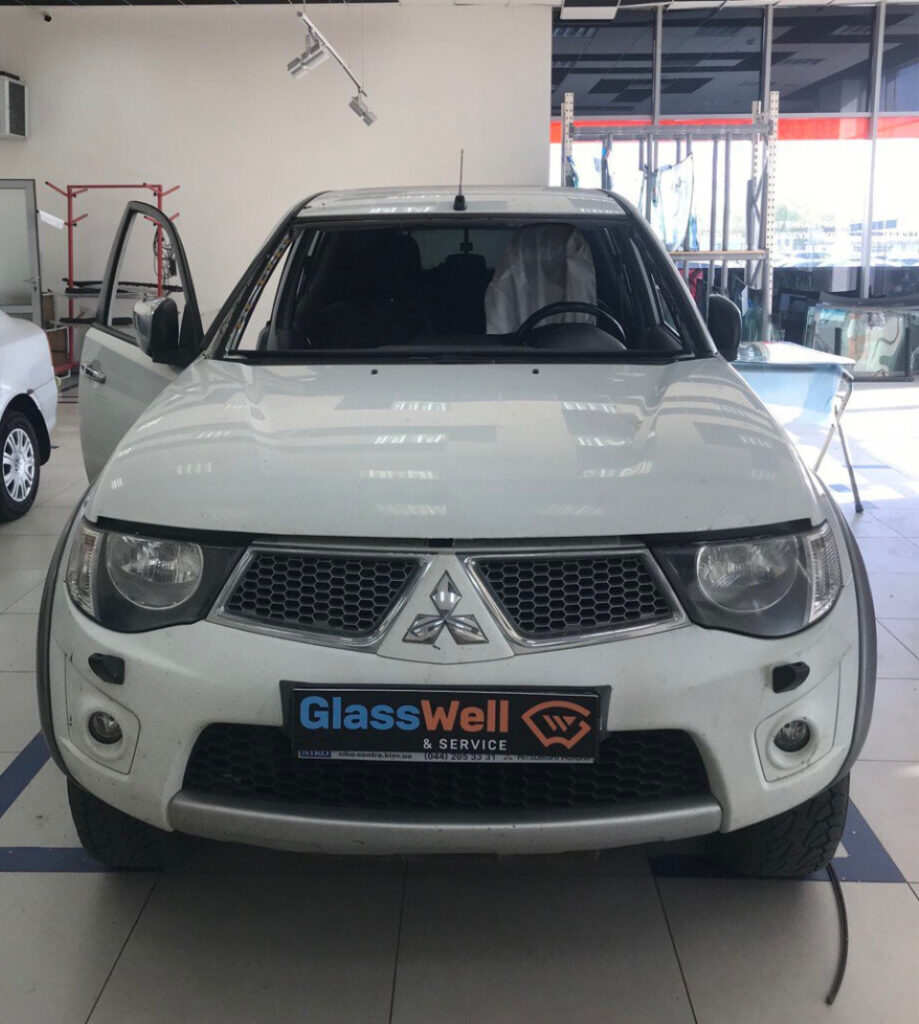 Замена автостекла на Mitsubishi L200