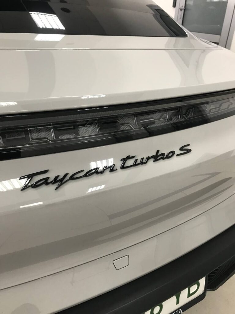 Замена автостекла на Porsche Taycan