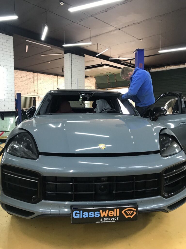 Замена автостекла на Porsche Cayenne