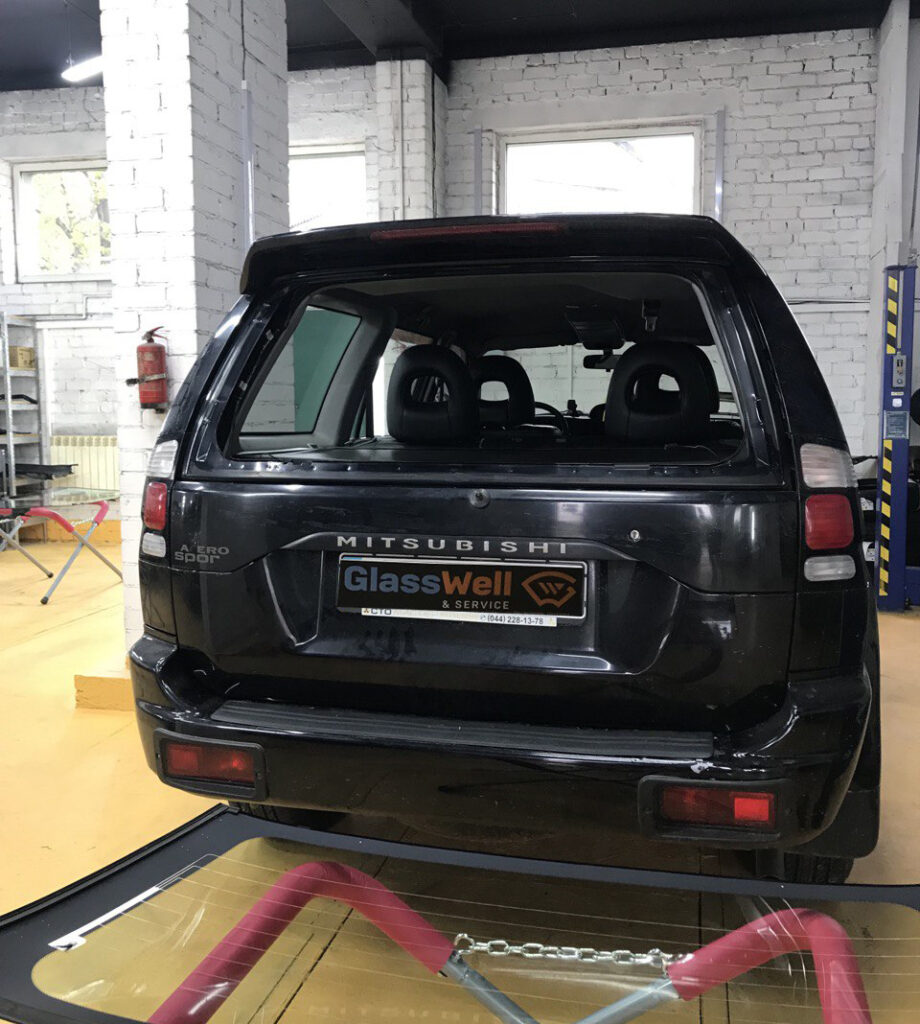 Замена заднего стекла на Mitsubishi Pajero Sport