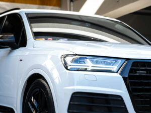 Замена лобового стекла Audi Q7: быстро и выгодно в столичном автосервисе