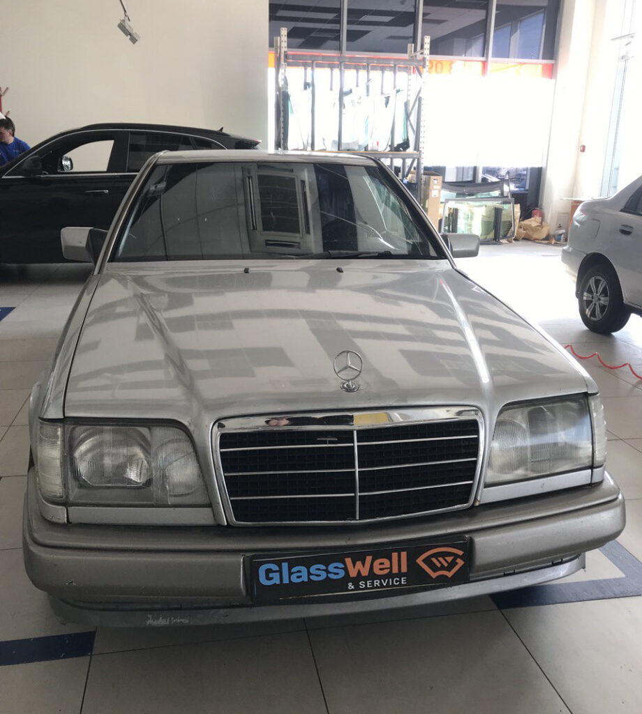 Заміна автоскла на Mercedes-Benz 220