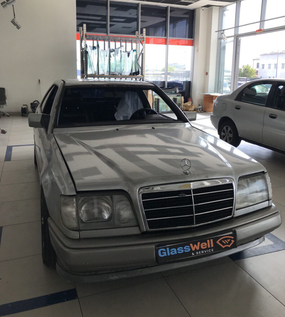 Заміна автоскла на Mercedes-Benz 220