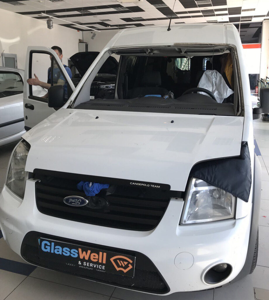 Замена автостекла на Ford Transit Connect