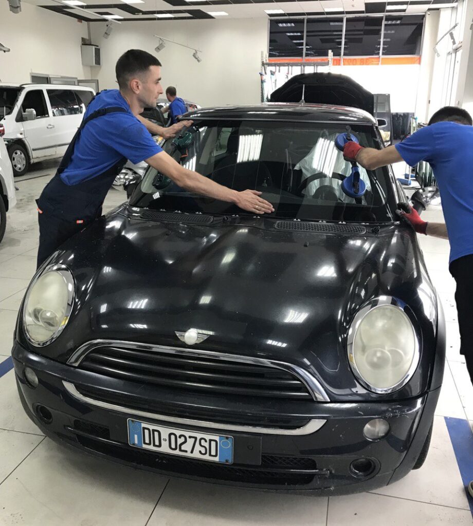 Замена автостекла на Mini Cooper