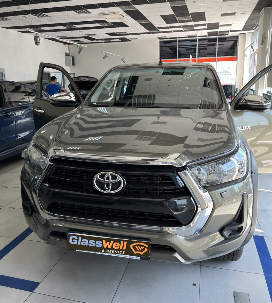 Замена автостекла на Toyota Hilux