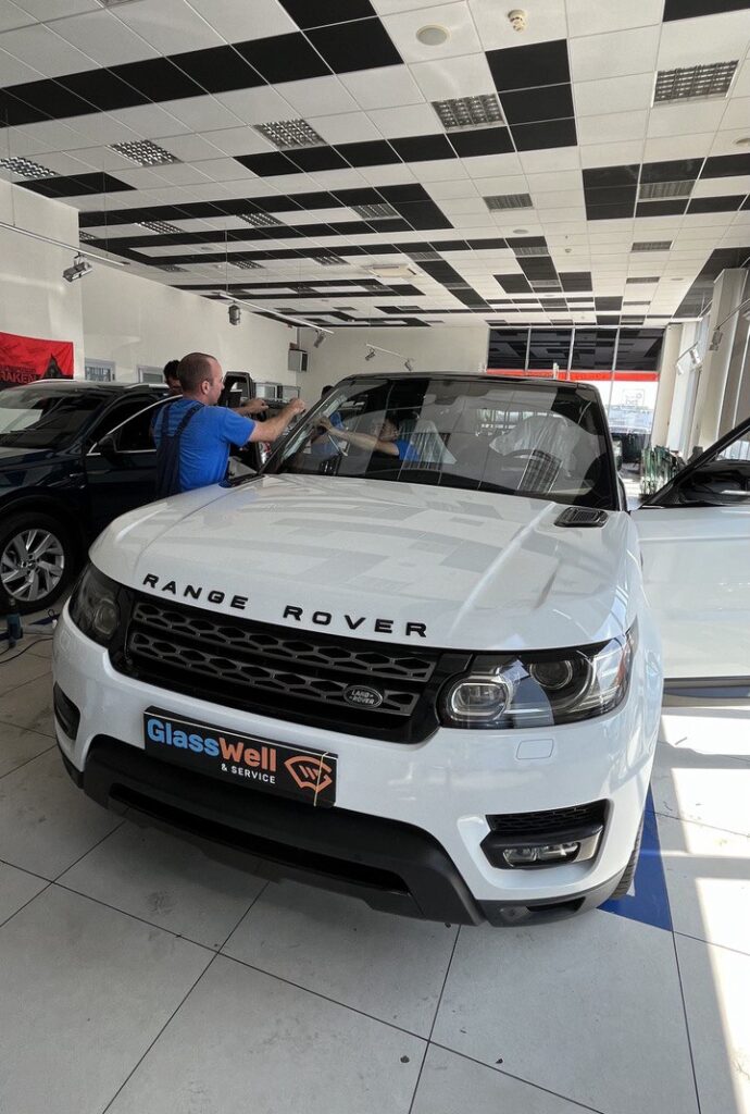 Замена автостекла на Land Rover Range Rover