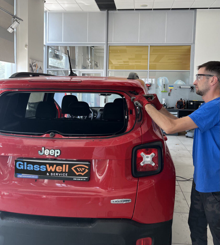 Замена заднего стекла на Jeep Renegade