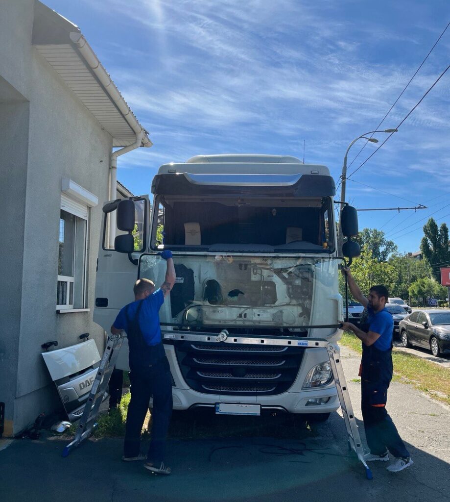 Замена автостекла на DAF XF 106