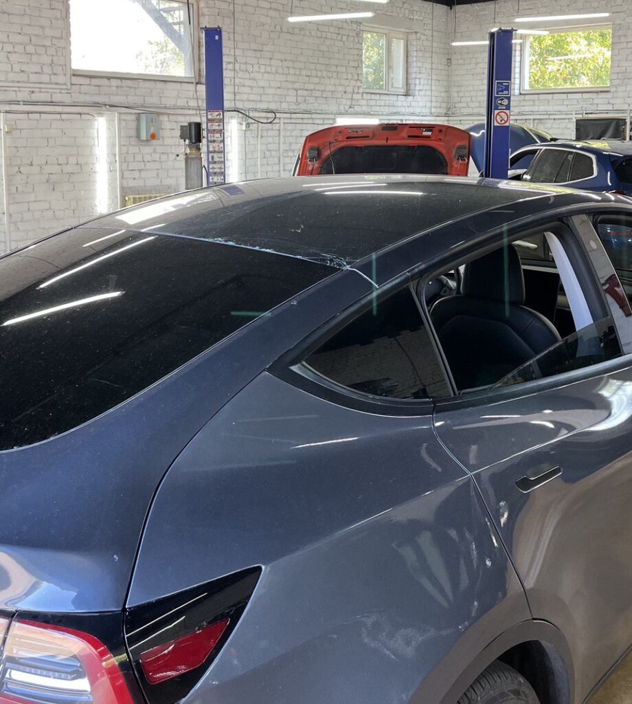 Замена панорамной крыши на Tesla Model Y