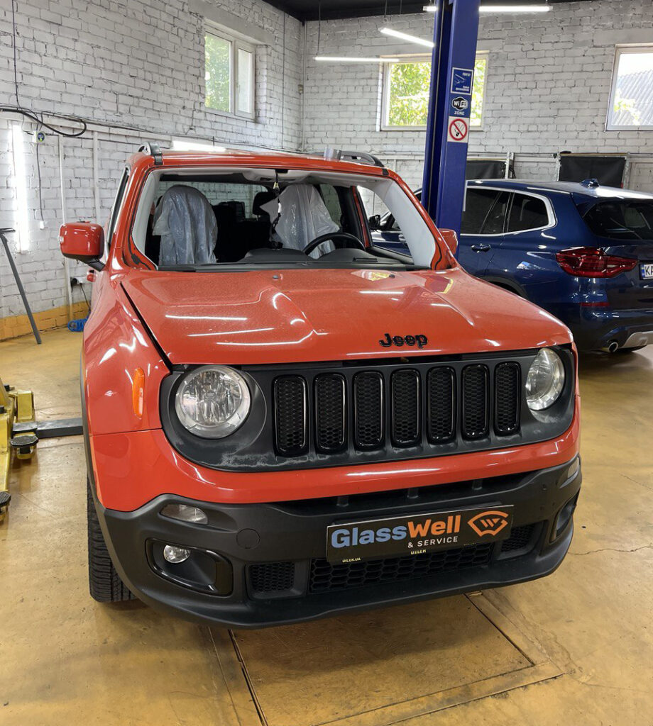 Замена автостекла на Jeep Renegade