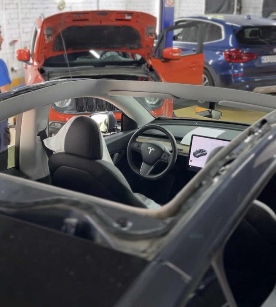 Замена панорамной крыши на Tesla Model Y