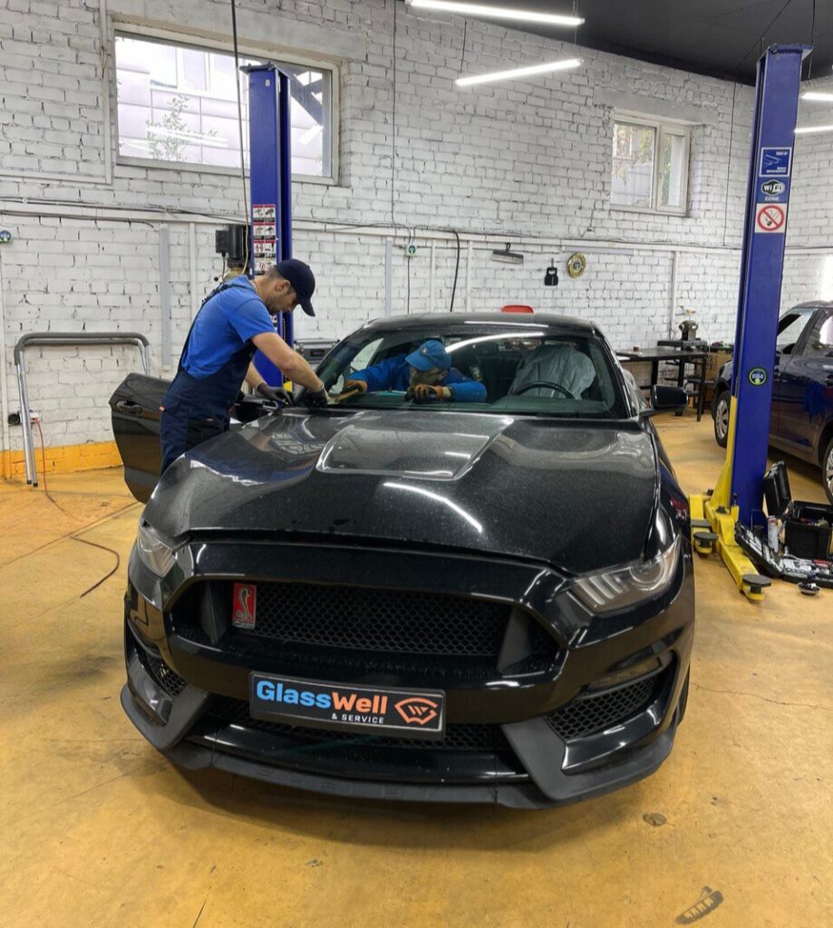 Замена автостекла на Ford Mustang