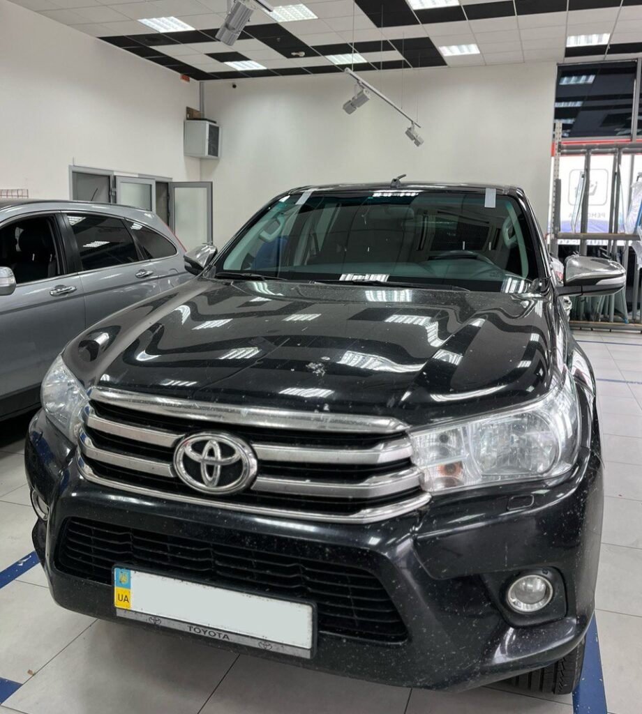 Замена автостекла на Toyota Hilux