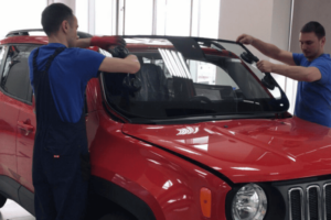 Замена лобового стекла Jeep Renegade в Киеве