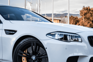 BMW F10: замена лобового стекла в столичном GlassWell